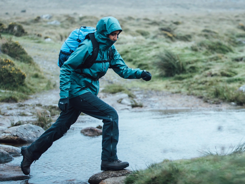 沖鋒衣廠家解析：防水、抗水和疏水究竟有何不同?